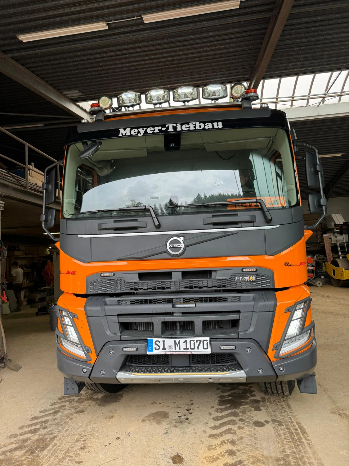 Hans Werner Meyer GmbH - Tiefbauunternehmen - Oranger LKW