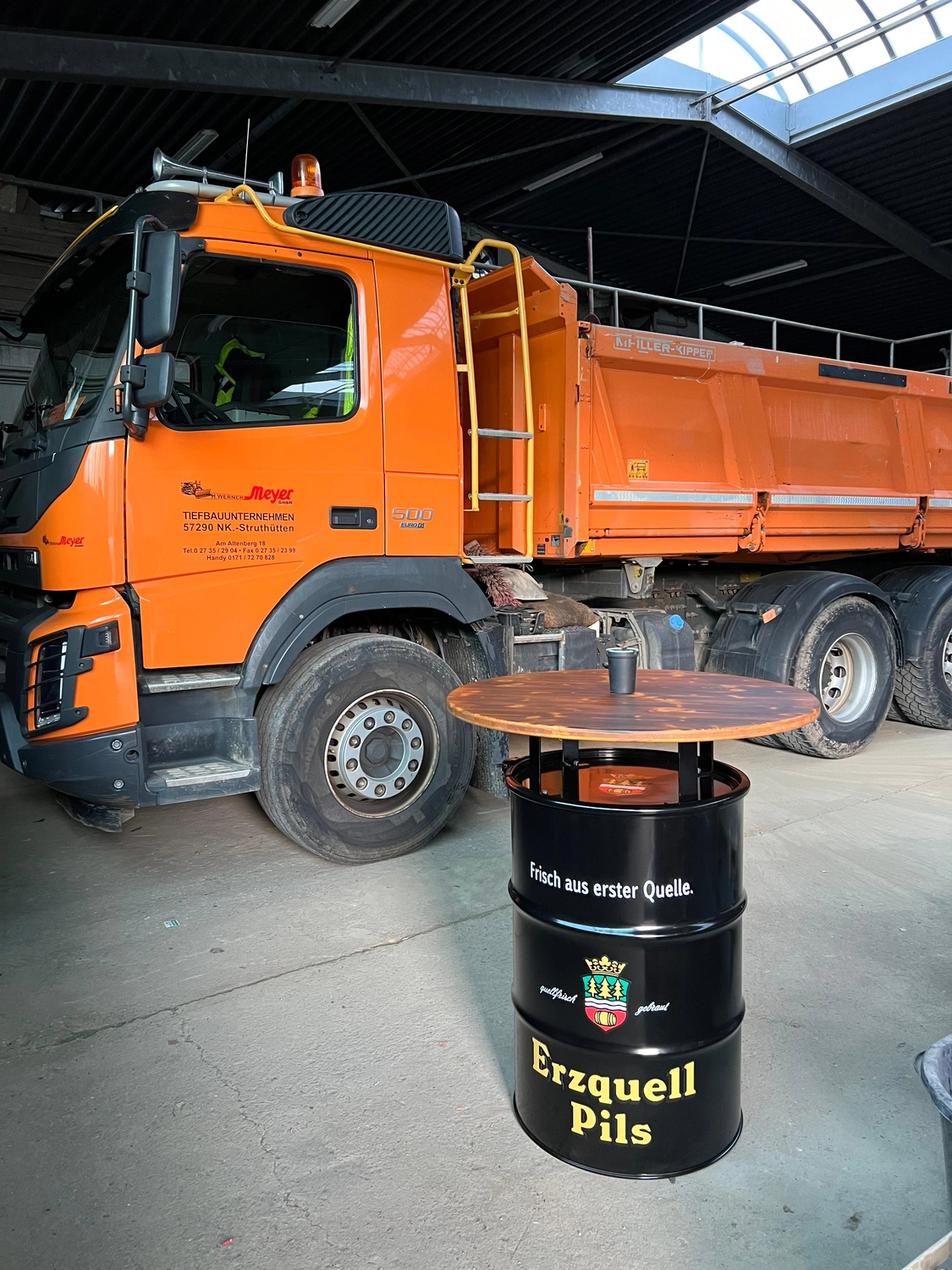 Hans Werner Meyer GmbH - Tiefbauunternehmen - Oranger LKW