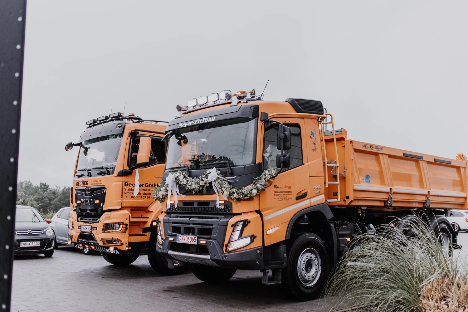 Hans Werner Meyer GmbH - Tiefbauunternehmen - 2 orangefarbene Lastwagen